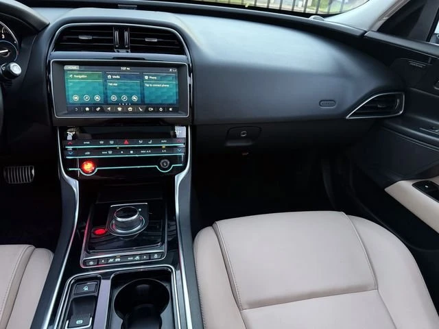 2019 Jaguar XE - Image 13 of 20