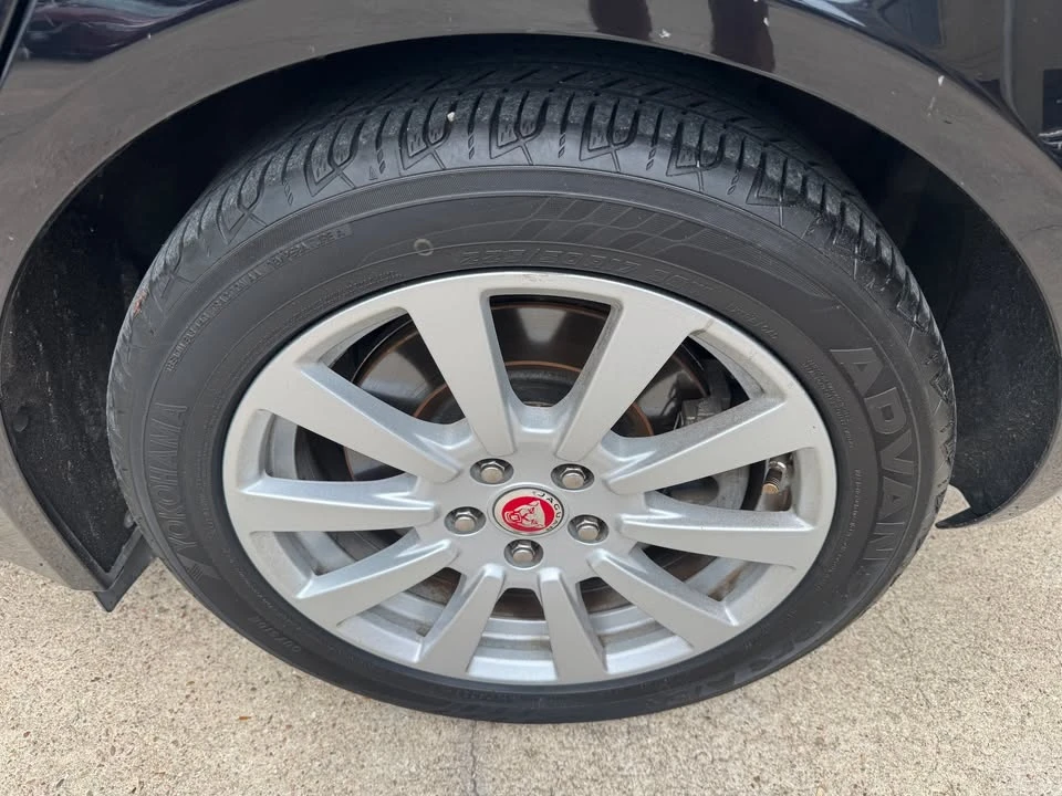 2019 Jaguar XE - Image 9 of 20