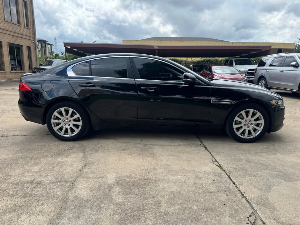 2019 Jaguar XE - Image 5 of 20