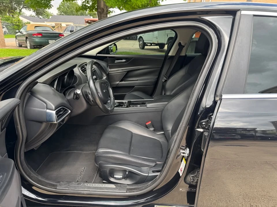 2019 Jaguar XE - Image 10 of 20