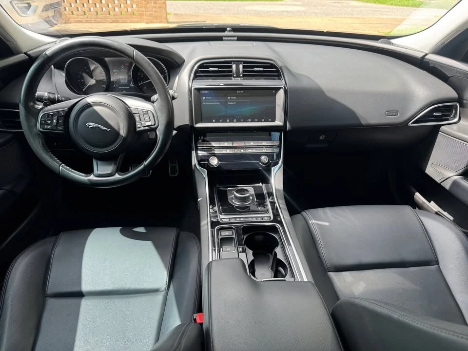 2019 Jaguar XE - Image 17 of 20