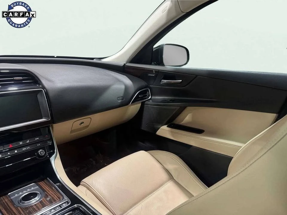 2019 Jaguar XE - Image 11 of 20