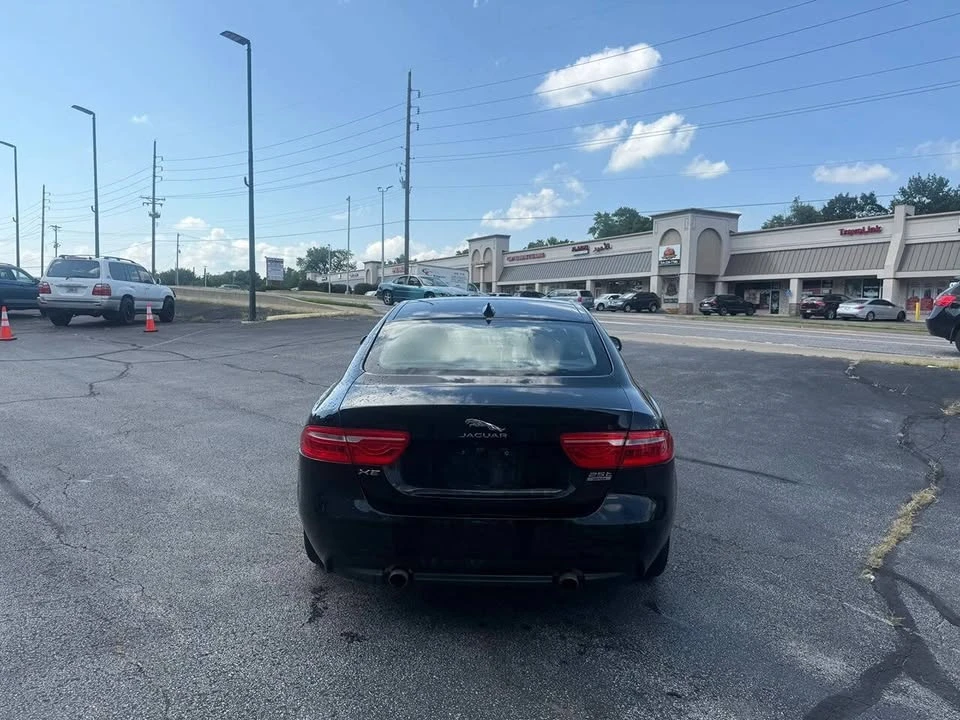 2019 Jaguar XE - Image 7 of 11