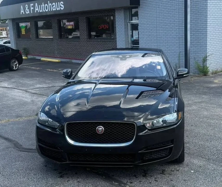2019 Jaguar XE - Image 2 of 11