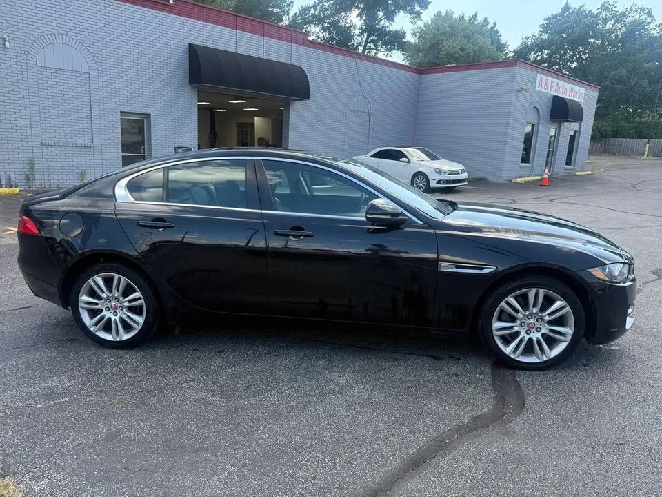 2019 Jaguar XE - Image 9 of 11