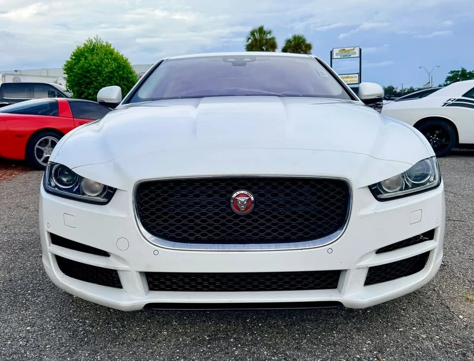 2019 Jaguar XE - Image 8 of 20