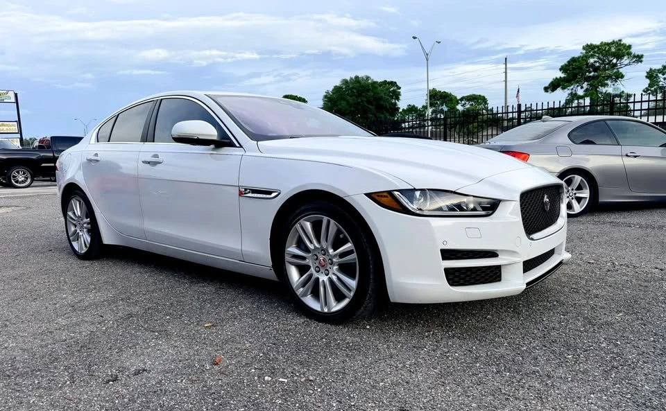 2019 Jaguar XE - Image 7 of 20