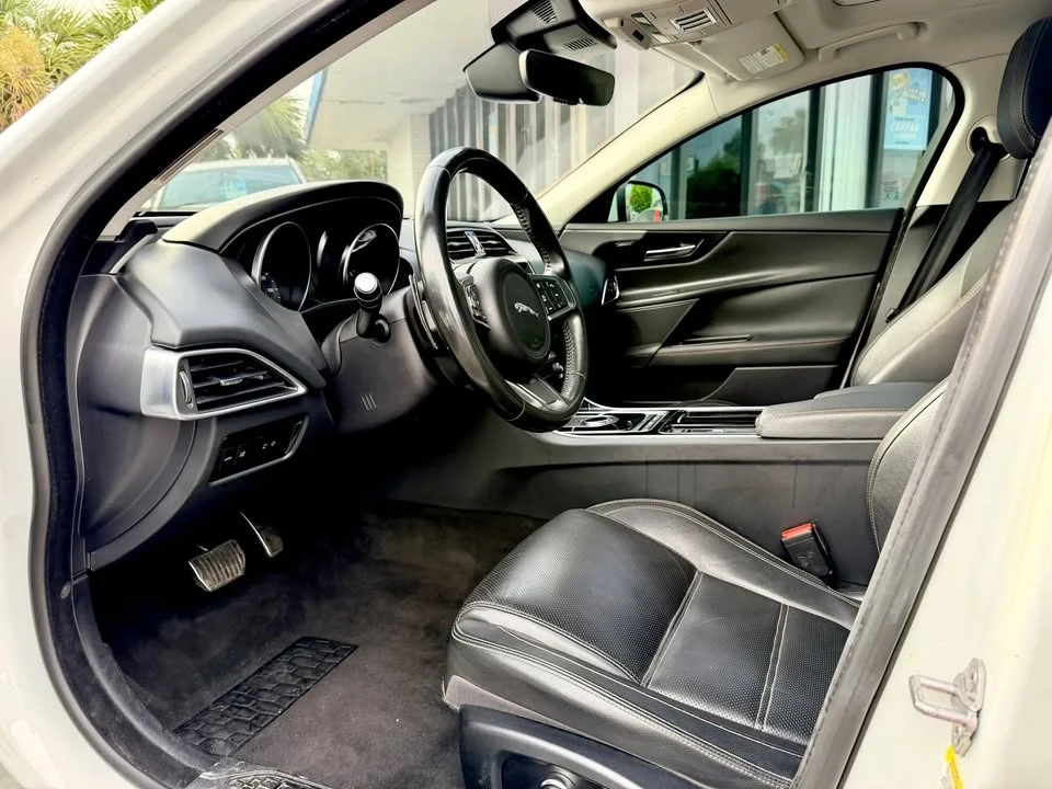2019 Jaguar XE - Image 15 of 20
