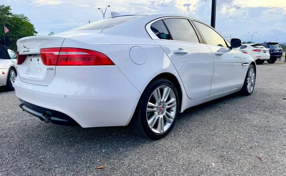 2019 Jaguar XE - Image 5 of 20