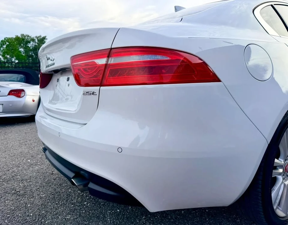 2019 Jaguar XE - Image 12 of 20