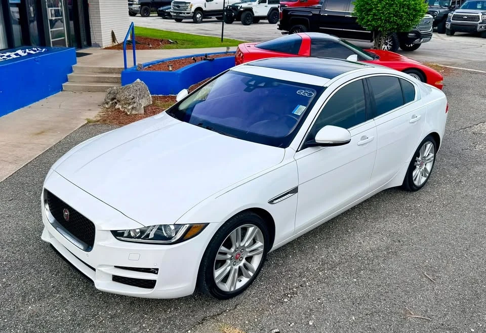 2019 Jaguar XE - Image 10 of 20