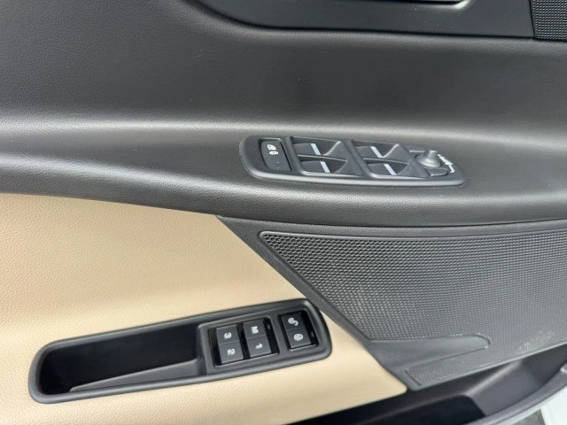2019 Jaguar XE - Image 18 of 18