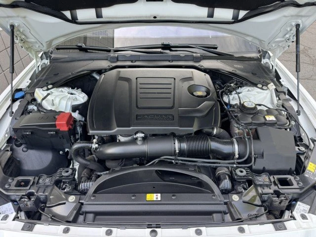 2019 Jaguar XE - Image 5 of 18