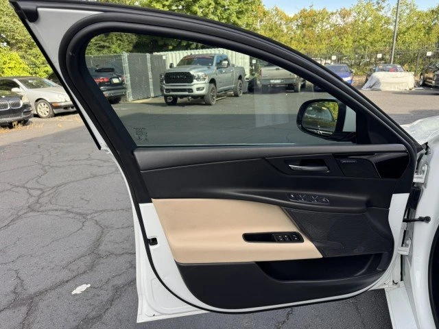 2019 Jaguar XE - Image 17 of 18