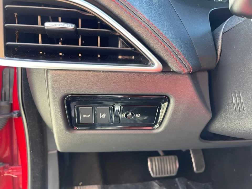 2019 Jaguar XE - Image 15 of 15