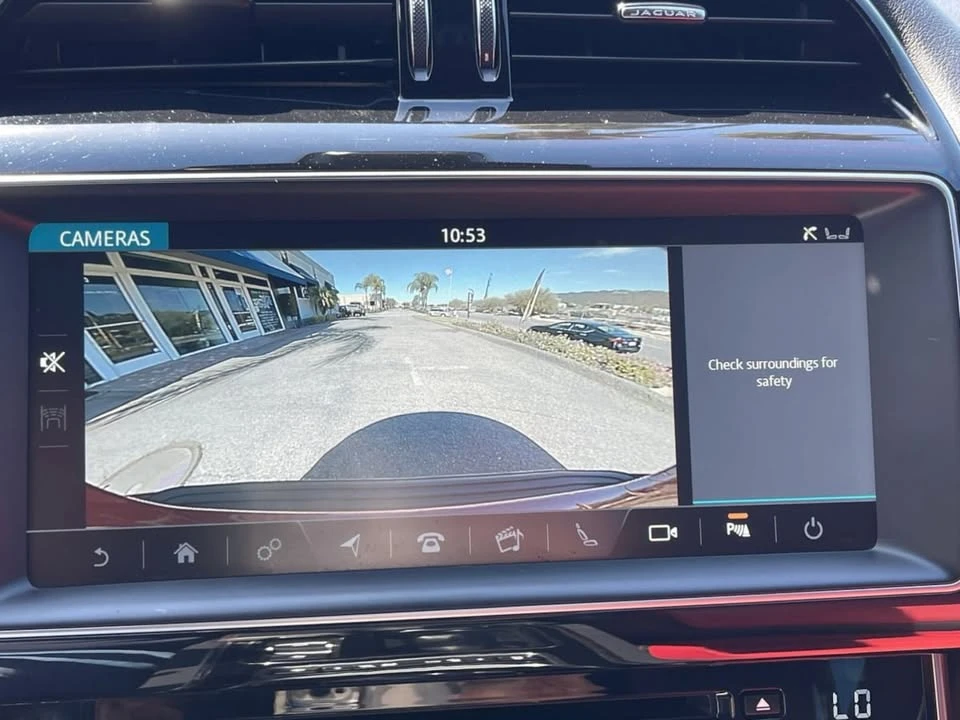 2019 Jaguar XE - Image 7 of 15