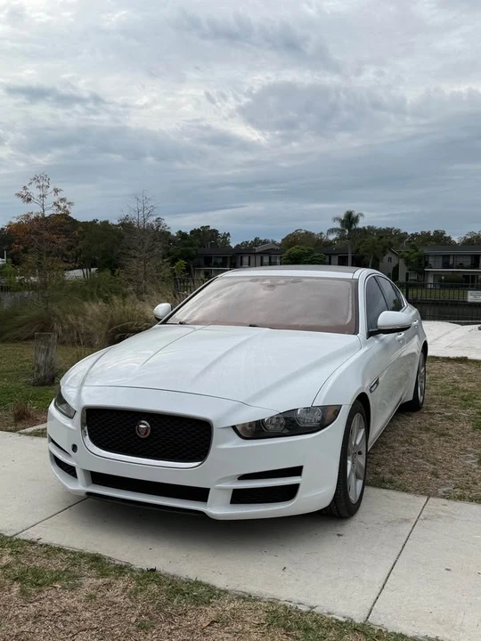 2019 Jaguar XE - Image 4 of 10