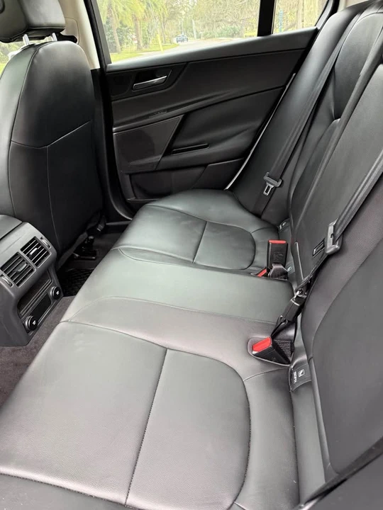 2019 Jaguar XE - Image 9 of 10