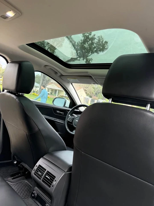 2019 Jaguar XE - Image 8 of 10