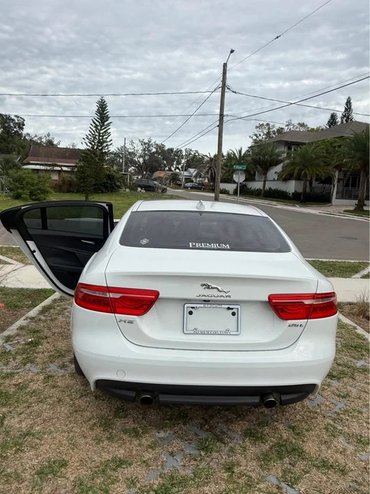 2019 Jaguar XE - Image 5 of 10