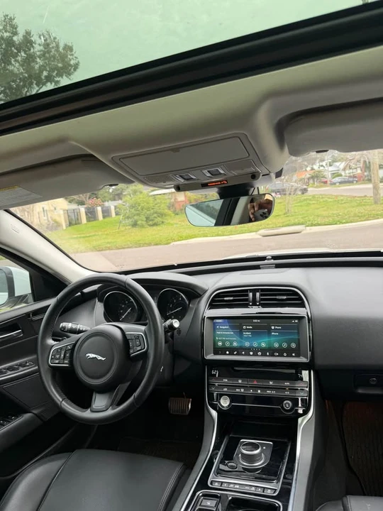 2019 Jaguar XE - Image 6 of 10
