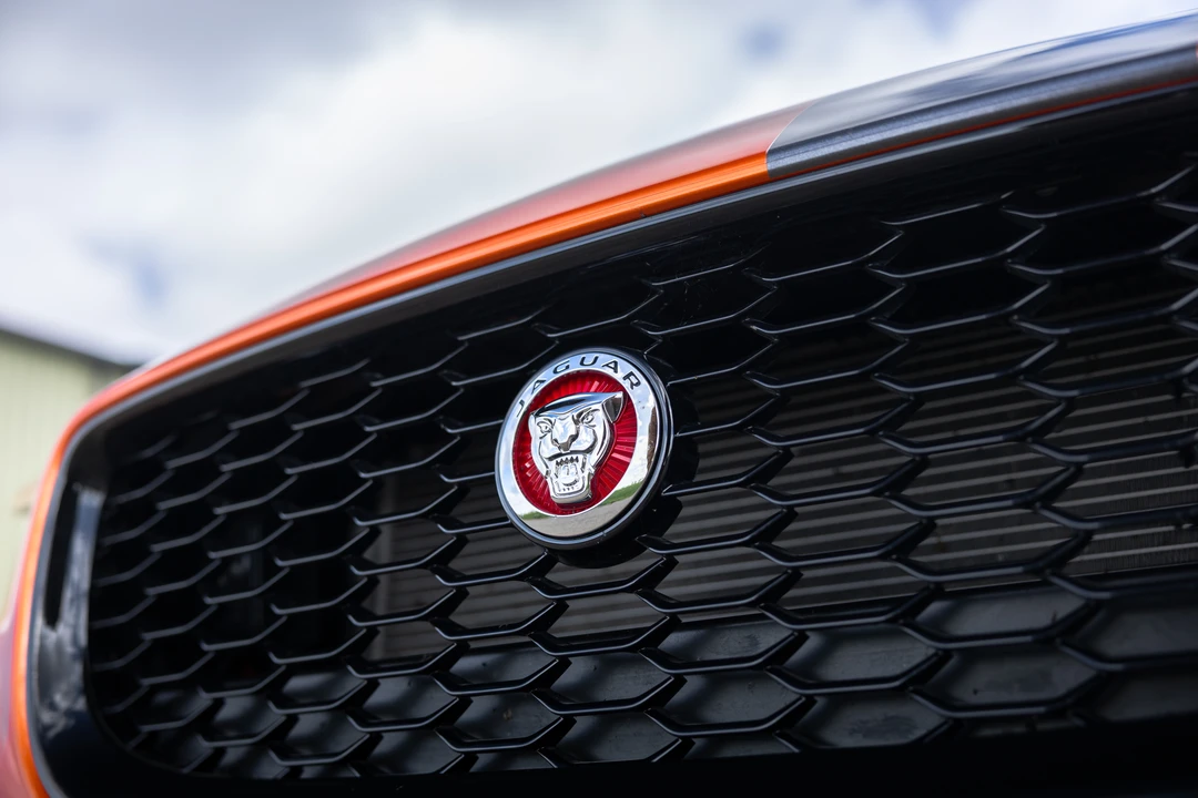 2019 Jaguar XE - Image 12 of 31