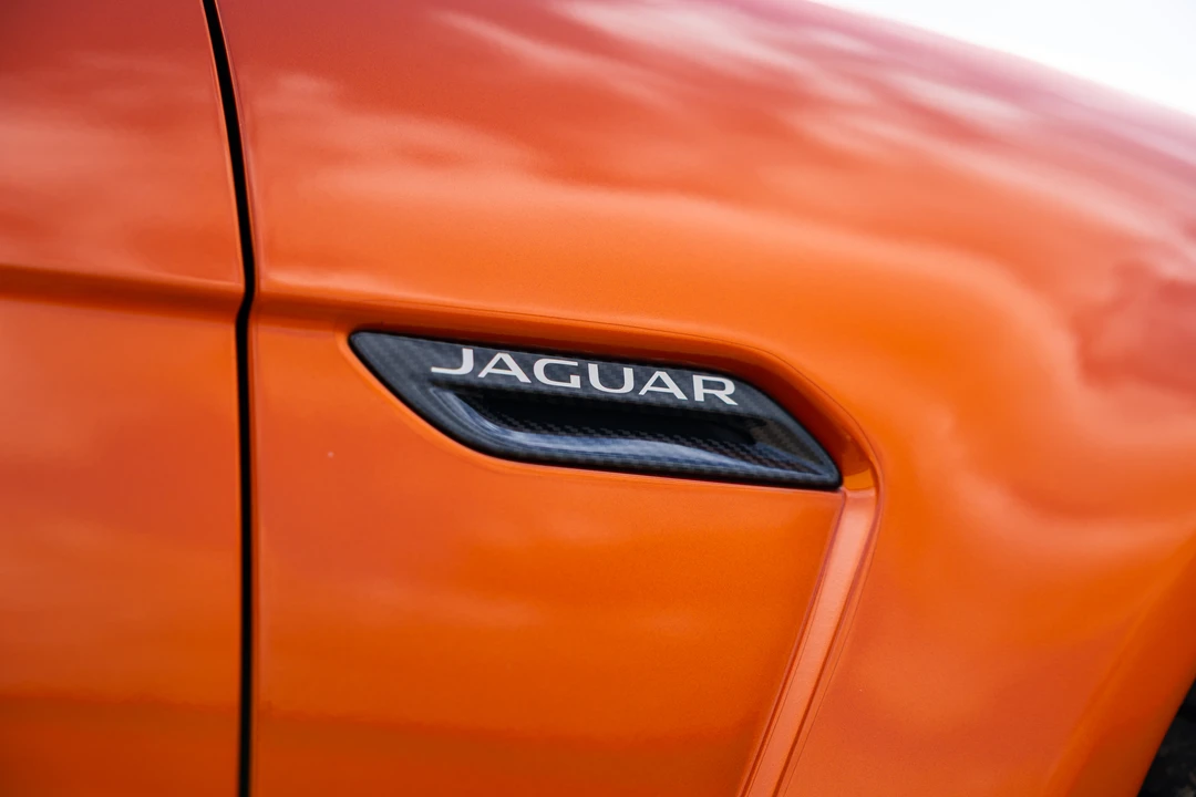 2019 Jaguar XE - Image 14 of 31