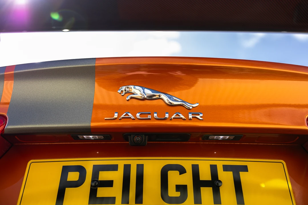 2019 Jaguar XE - Image 16 of 31