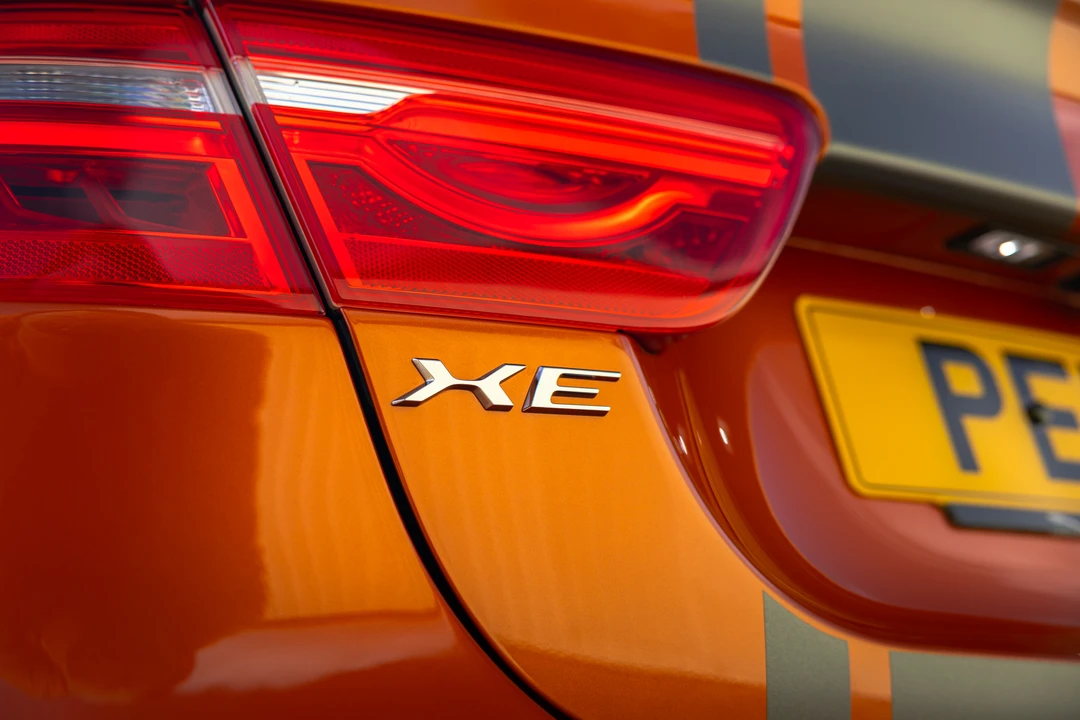 2019 Jaguar XE - Image 17 of 31