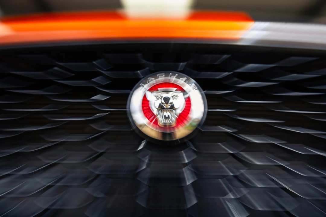 2019 Jaguar XE - Image 15 of 31