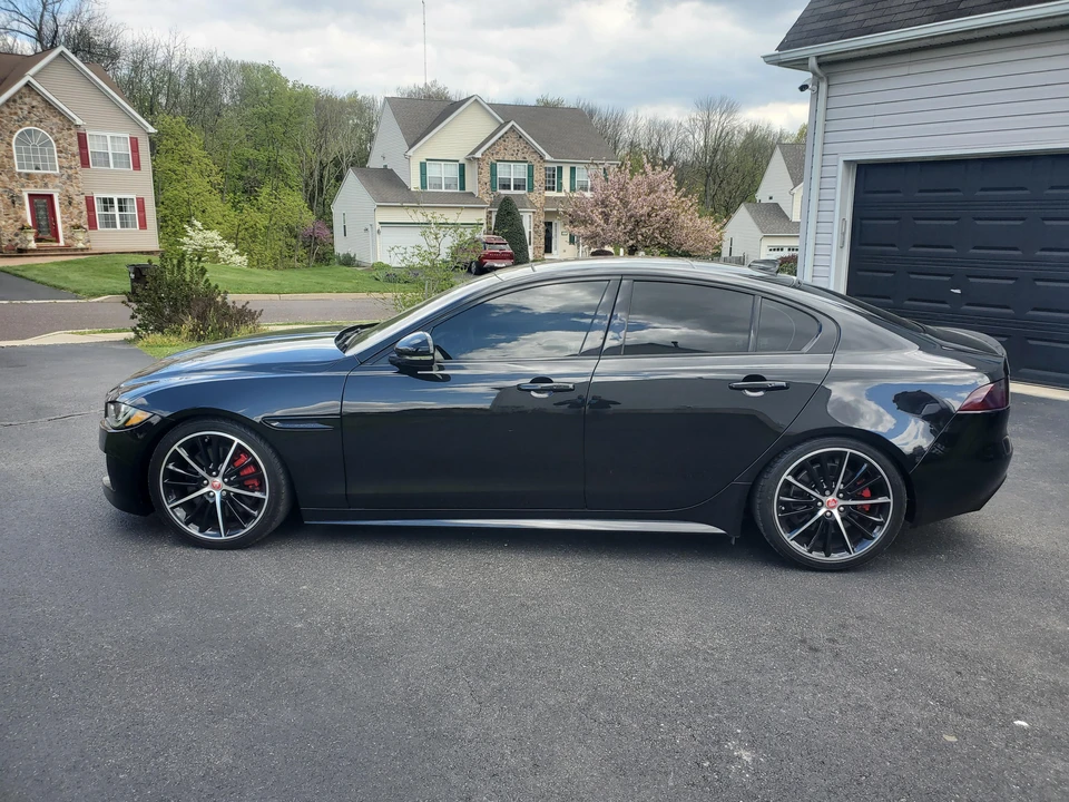 2019 Jaguar XE - Image 10 of 25