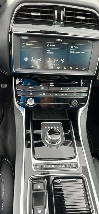 2019 Jaguar XE - Image 5 of 11