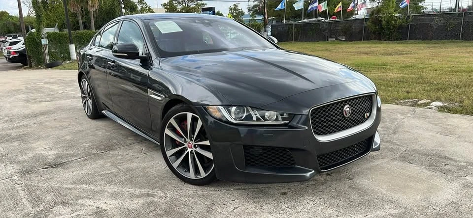 2019 Jaguar XE - Image 9 of 11
