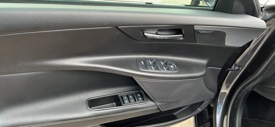 2019 Jaguar XE - Image 4 of 11