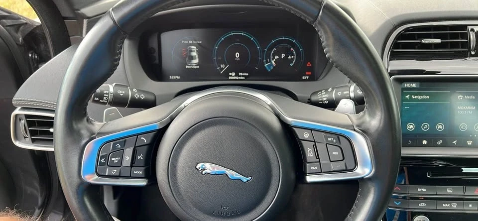2019 Jaguar XE - Image 7 of 11