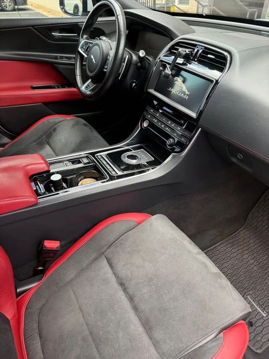 2019 Jaguar XE - Image 7 of 10