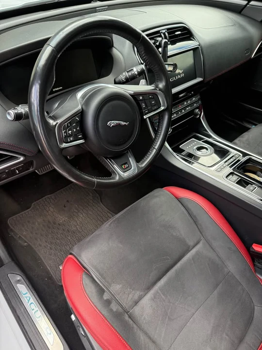 2019 Jaguar XE - Image 6 of 10
