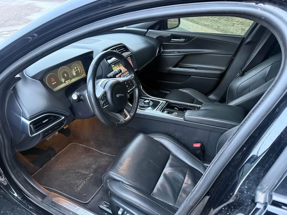 2019 Jaguar XE - Image 15 of 19