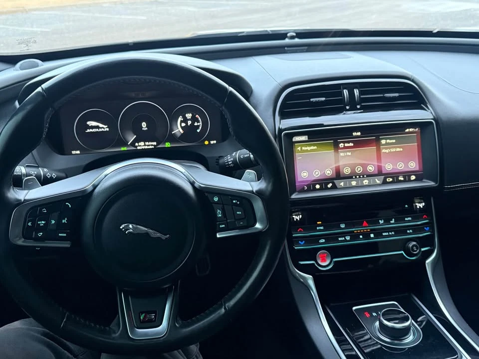 2019 Jaguar XE - Image 14 of 19