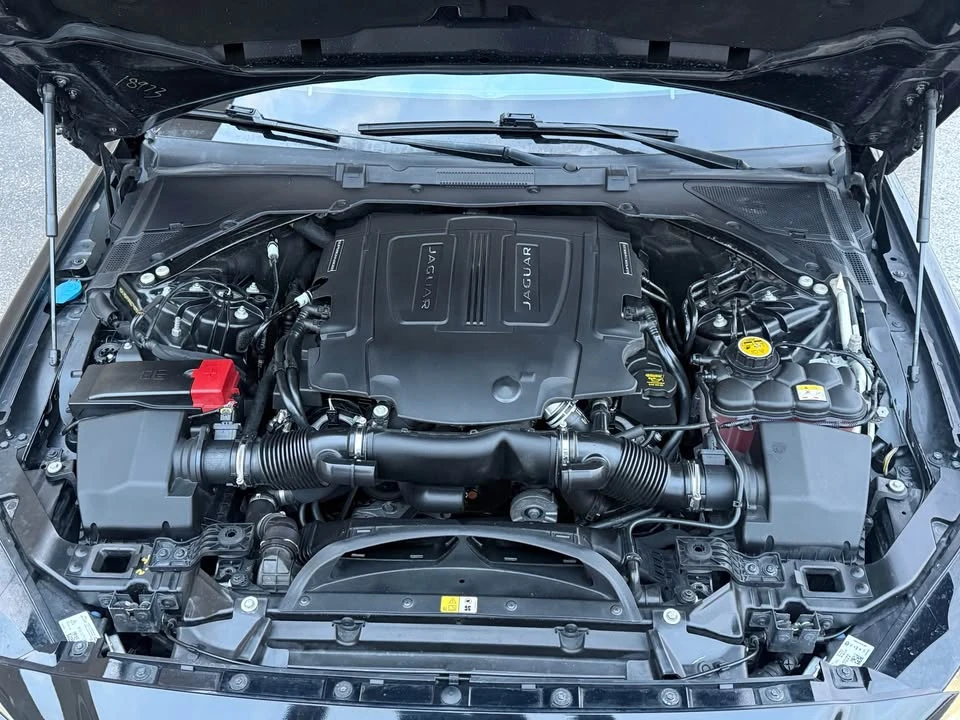 2019 Jaguar XE - Image 12 of 19