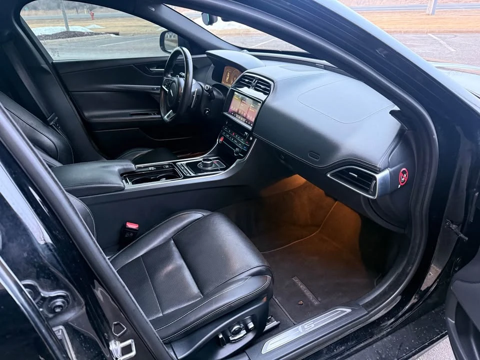 2019 Jaguar XE - Image 16 of 19
