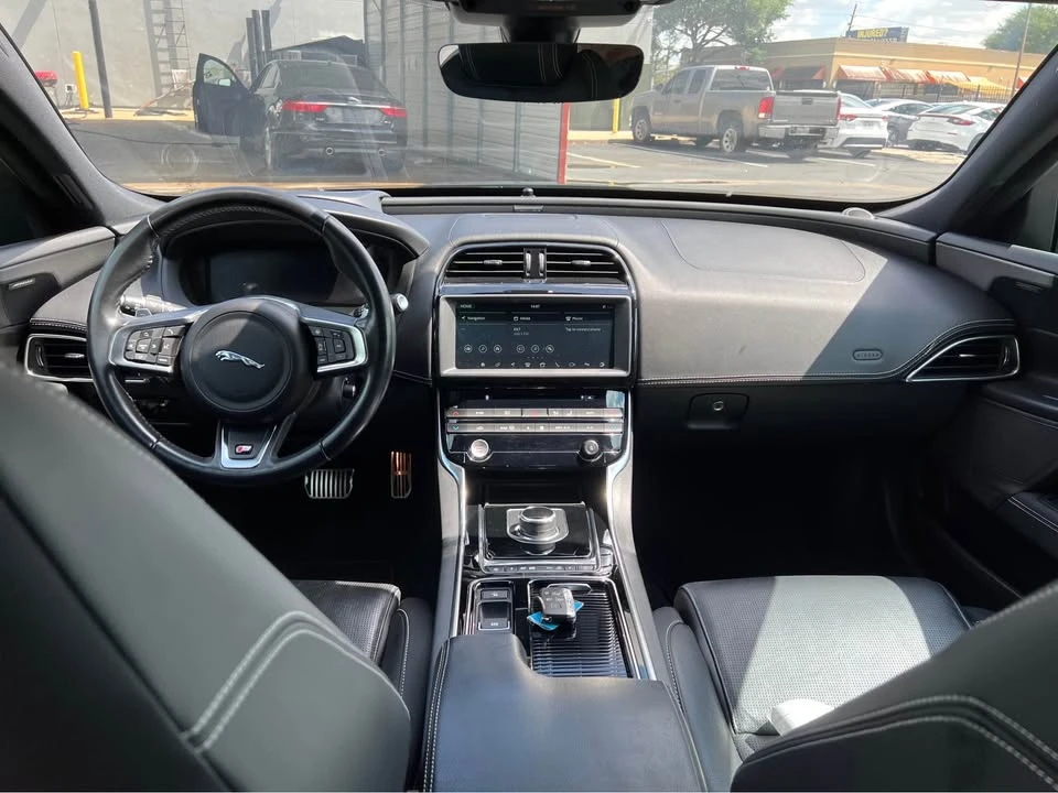 2019 Jaguar XE - Image 4 of 9