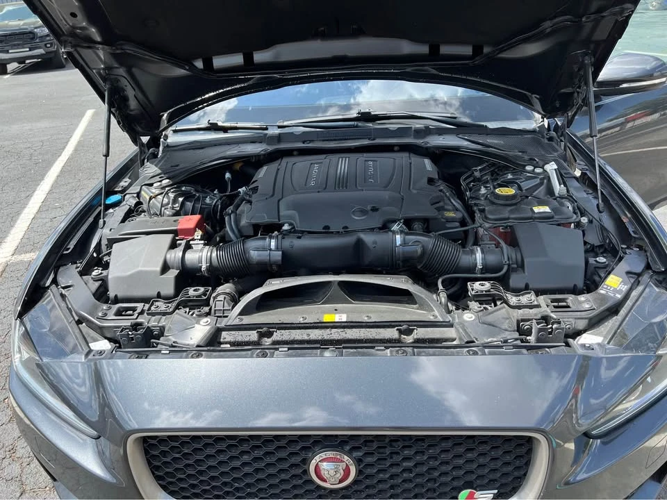 2019 Jaguar XE - Image 5 of 9