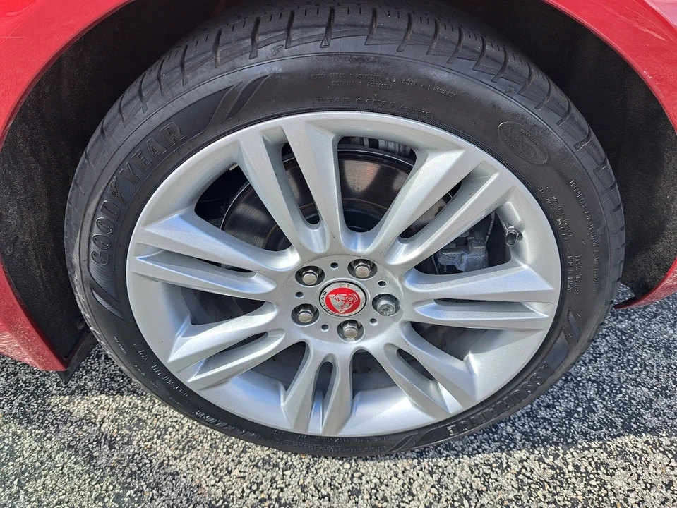 2019 Jaguar XE - Image 17 of 21