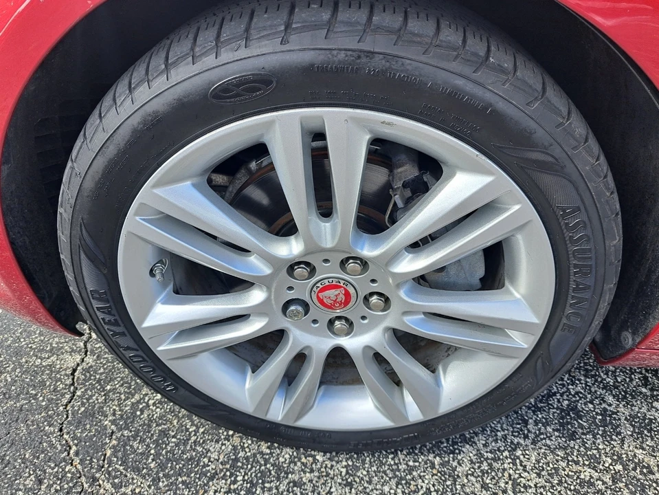 2019 Jaguar XE - Image 18 of 21