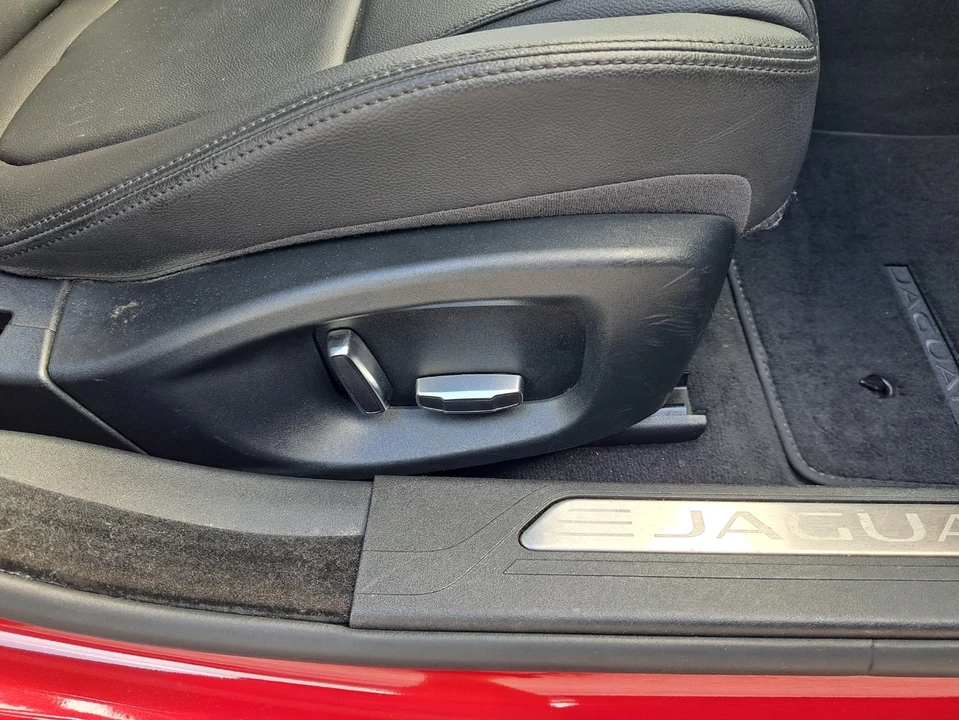 2019 Jaguar XE - Image 14 of 21
