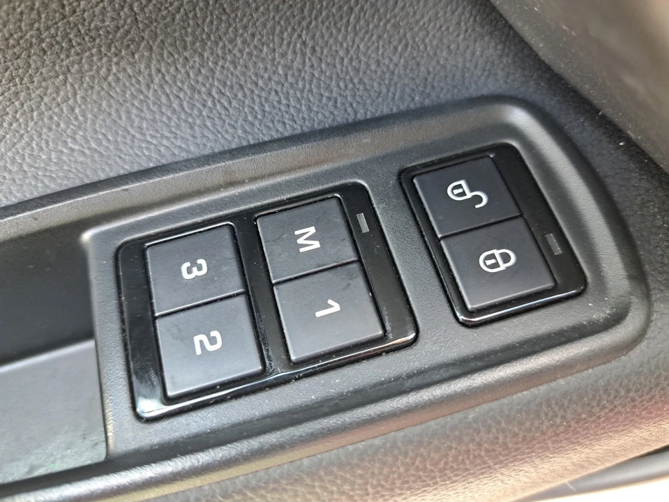 2019 Jaguar XE - Image 21 of 21