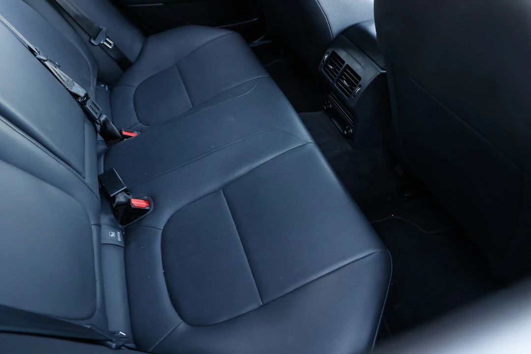 2019 Jaguar XE - Image 12 of 12