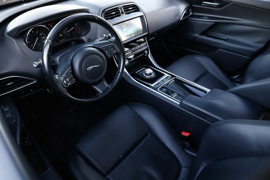 2019 Jaguar XE - Image 4 of 12