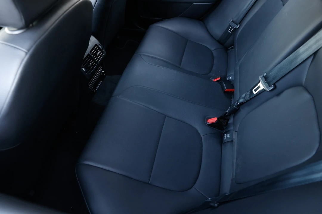 2019 Jaguar XE - Image 8 of 12
